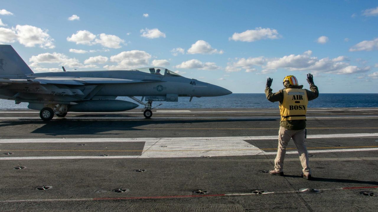 Chiến đấu cơ F/A-18E cất cánh từ tàu sân bay USS Ronald Reagan.