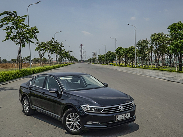 Volkswagen Passat dọn kho giảm giá lên đến 200 triệu đồng - 1