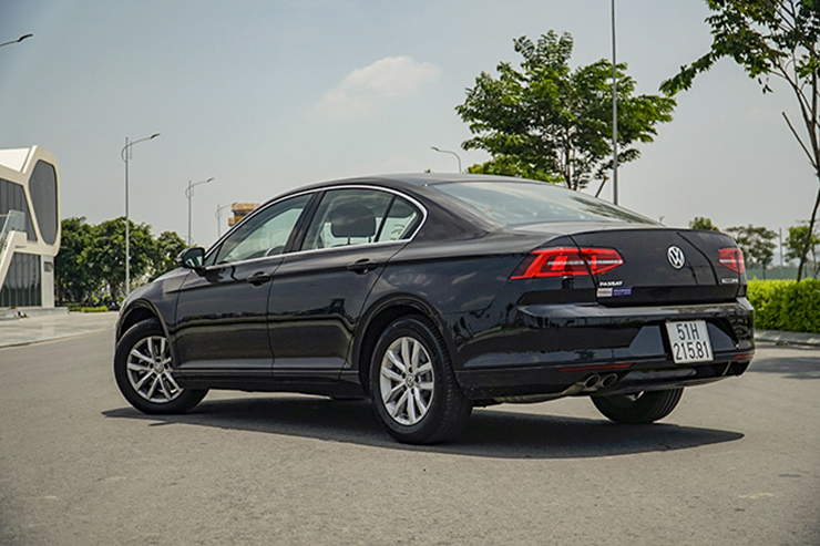 Volkswagen Passat dọn kho giảm giá lên đến 200 triệu đồng - 3