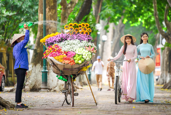 Những gánh hoa, xe hoa đủ màu sắc trong tiết thời trong trẻo của mùa thu tạo nên khung cảnh lãng mạn và đẹp mắt.&nbsp;
