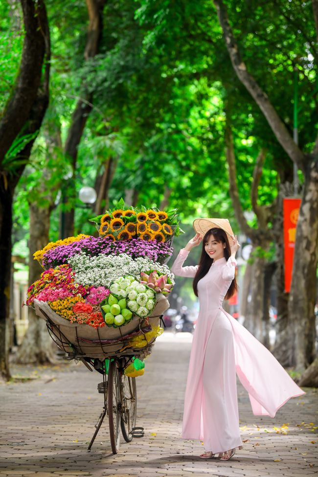 Anh Lê Xuân Bách - tác giả của loạt&nbsp;ảnh&nbsp;chia sẻ, vào thời điểm này mỗi năm, rất nhiều cô gái tìm đến anh nhờ chụp ảnh kỷ niệm.&nbsp;
