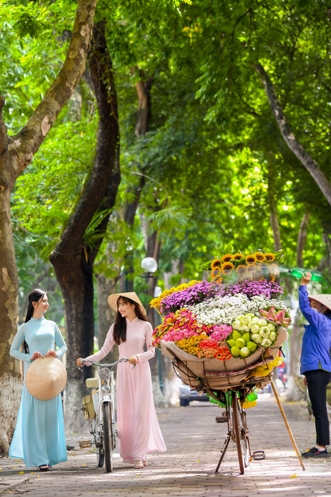 Khung cảnh Hà Nội cùng những xe hoa vốn lãng và nên thơ nên không quá khó để anh chụp được những bức ảnh đẹp thế này. 

