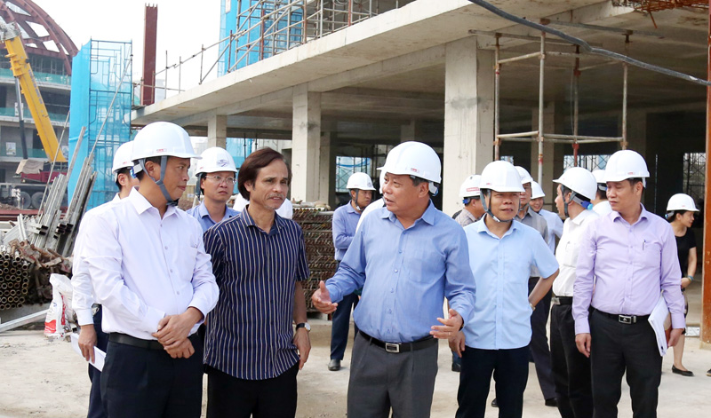 Các thành viên Đoàn giám sát số 3 kiểm tra tiến độ xây dựng Cung Thiếu nhi Hà Nội.