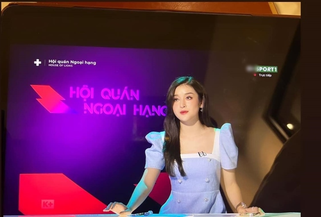 Á hậu Huyền My là một trong những MC - BTV thể thao nổi tiếng trong showbiz Việt. Người đẹp 9X gây chú ý với khả năng dẫn sóng lôi cuốn, tác phong chuyên nghiệp, thanh lịch.
