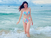 Thời trang - &quot;Em chưa 18&quot; Kaity Nguyễn diện bikini cạp cao khoe dáng phồn thực bên bờ biển