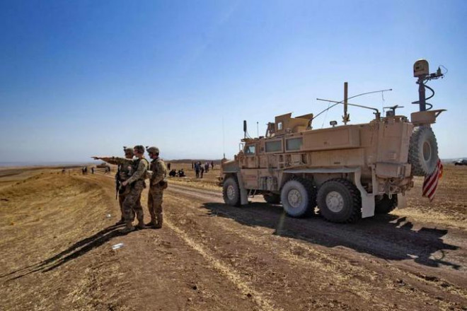 Lực lượng Mỹ đứng gần một chiếc xe quân sự trong cuộc tập trận chung ở tỉnh Hasakah, Syria, hôm 7-9. Ảnh: Straits Times
