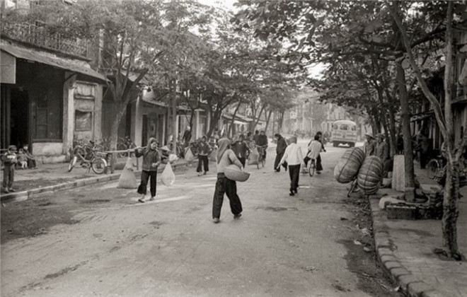 Đầu thập niên 80 của thế kỷ 20, Hà Nội vẫn còn rất thiếu thốn, khó khăn khi nước ta vừa trải qua nhiều năm chiến tranh.