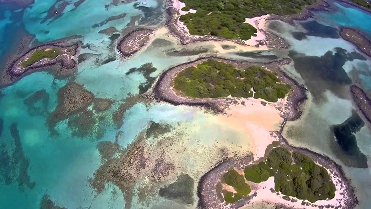 12. Quần đảo này được UNESCO công nhận là Di sản Thế giới, không bị ô nhiễm. Nơi này không khác gì một Vườn Địa đàng có thực ngoài đời, không có người ở và chỉ tới được bằng đường biển.
