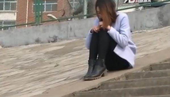 Xiao Yun đau khổ ngồi khóc trên bờ sông vì bạn trai U70 bất ngờ cắt đứt liên lạc. Ảnh: Shanghaiist