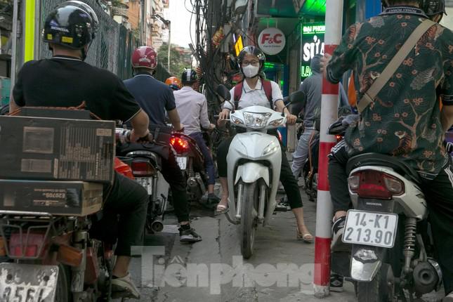 Công trường này chiếm gần hết mặt đường, gây ra tình trạng ùn tắc giao thông vào bất cứ thời gian nào trong ngày.