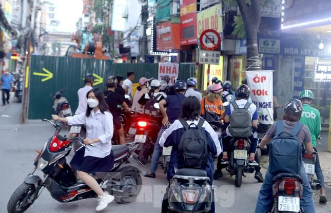 Ngán ngẩm cảnh ùn tắc, một số người đã lựa chọn quay xe, tìm lối đi khác, chấp nhận đi đường vòng.