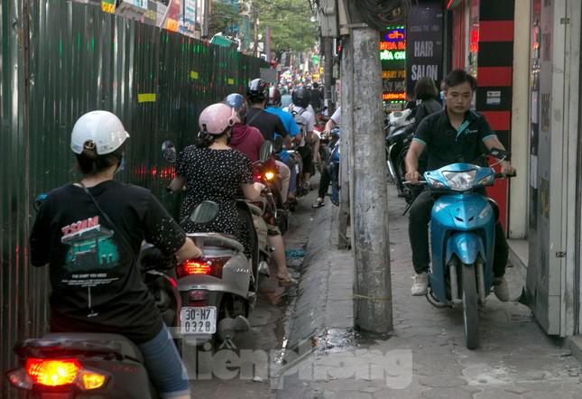 Người điều khiển phương tiện leo lên vỉa hè chật hẹp để "thoát" khỏi khu vực.