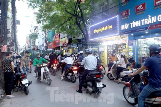 Người dân sống ở quanh khu vực phản ánh, cảnh ùn ứ giao thông xuất hiện vào mọi thời điểm trong ngày kể từ khi công trường này được dựng lên.