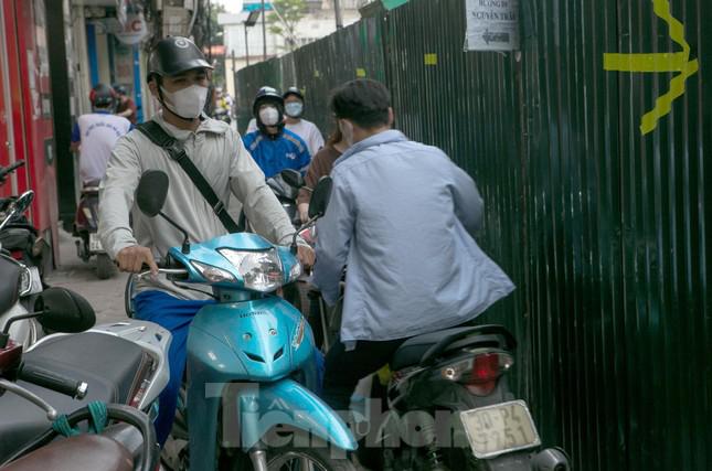 Lối đi chỉ đủ cho xe máy lưu thông một chiều, nhưng có nhiều người dân vẫn đi ngược lại và lao lên vỉa hè, khiến giao thông thường xuyên rối loạn.