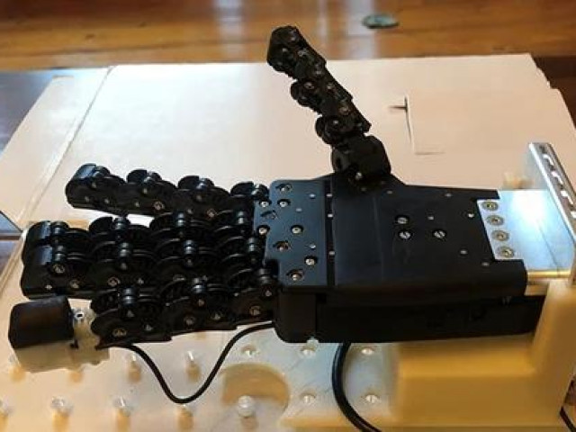 Dùng máy in 3D, các nhà khoa học tạo ra ngón tay robot thiên thần