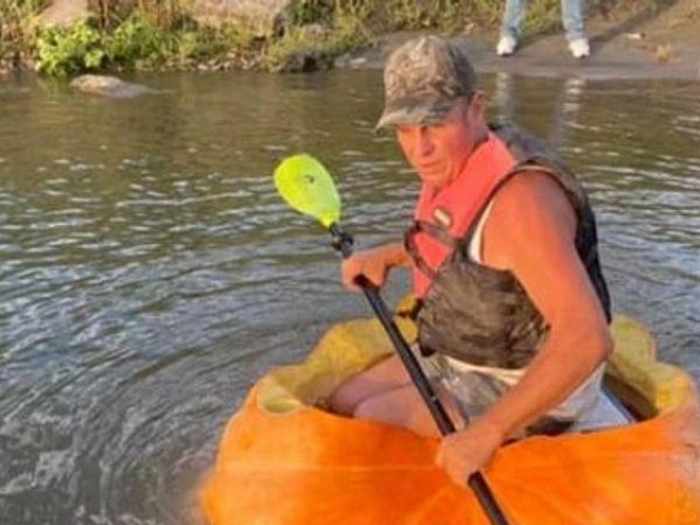Người đàn ông tự chế thuyền từ quả bí ngô, một mình chèo 61km trên sông