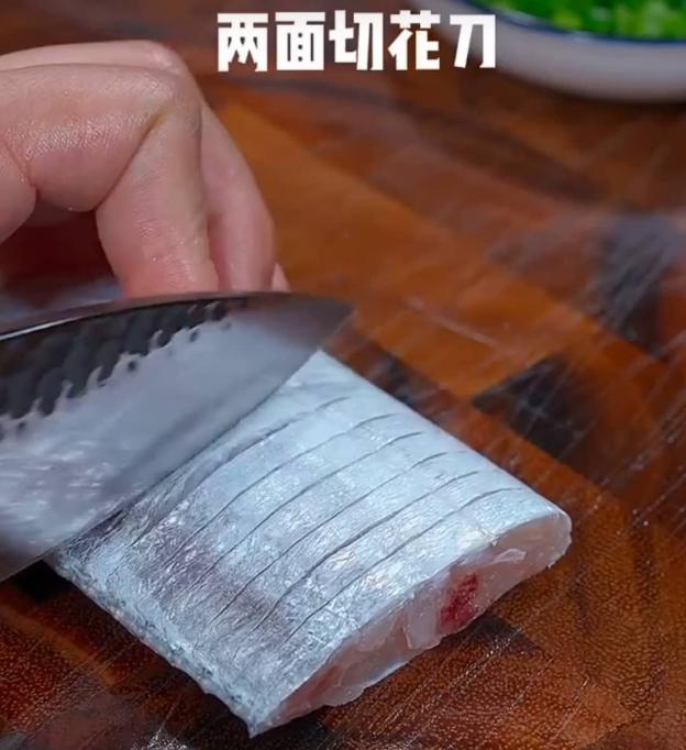 Sơ chế xong, bạn khía cả 2 bên miếng cá như hình hướng dẫn.
