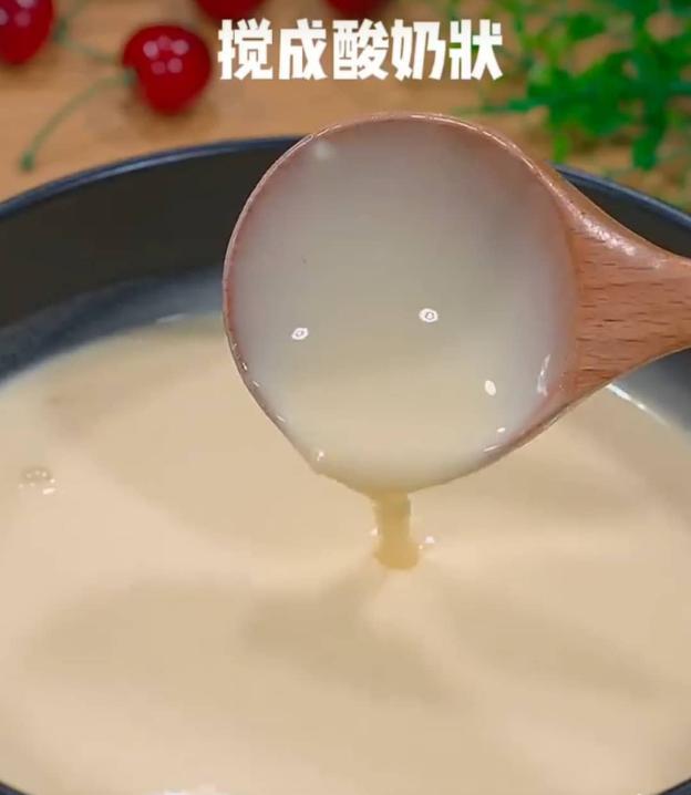 Rồi khuấy đều cho hỗn hợp trứng gà và bột chiên giòn nhuyễn ra như hình hướng dẫn.