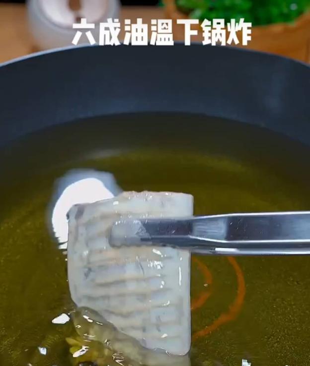 Bạn chuẩn bị một chảo nhiều dầu để chiên ngập dầu.