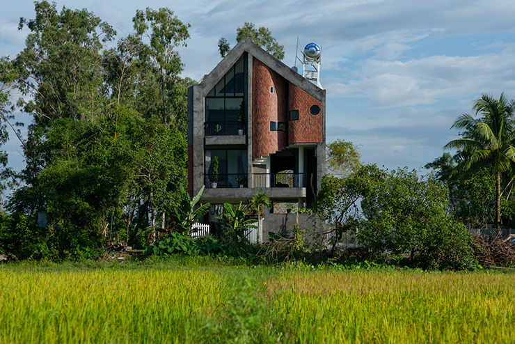 Nằm giữa cánh đồng lúa nên ưu điểm lớn nhất của căn nhà là rất yên bình, trong lành, có thể ngắm hoàng hôn và cả bình minh ở ngay trong nhà.
