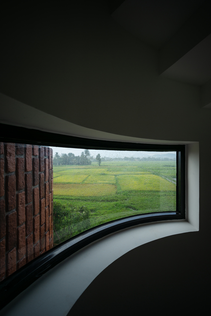 Kích thước, hình dáng và vị trí các ô cửa sổ đều được cân nhắc kỹ nhằm đem tới những góc nhìn khác nhau với thiên nhiên bên ngoài.
