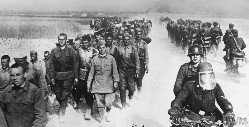 Quân Đức có bước khởi đầu thuận lợi trong chiến dịch xâm lược Liên Xô khi bắt được nhiều tù binh (ảnh: History)
