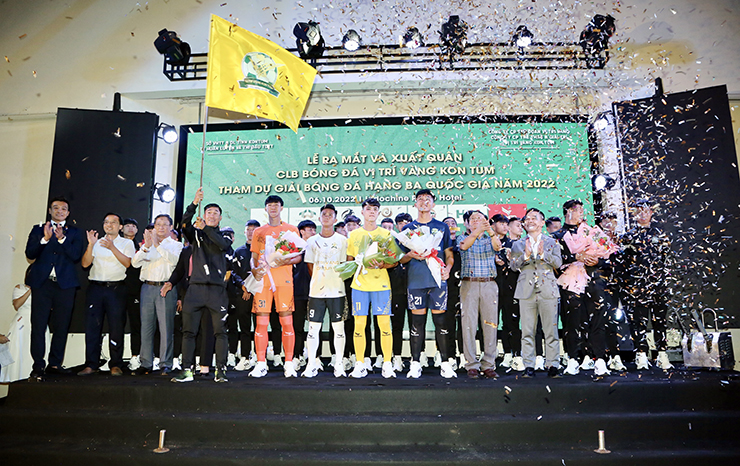 CLB bóng đá Vị Trí Vàng Kon Tum đặt tham vọng mỗi năm thăng một hạng trong lễ xuất quân tối ngày 6/10.