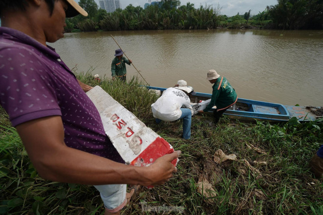 Để mang qua bờ bên kia sông.