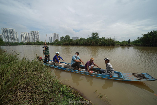 Sau khi vận chuyển cọc xong, thuyền quay lại vận chuyển công nhân, kỹ sư qua để cắm cọc.