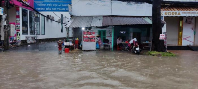 Anh Võ Hoài Anh (phường Tân An, quận Ninh Kiều) thì cho hay: “Tui bán hủ tiếu ven đường, và sáng nay như mọi ngày vẫn dọn hàng ra từ sớm. Tuy nhiên, trời cứ mưa xối xả, nước ngập lênh láng, còn quán thì vắng khách”.