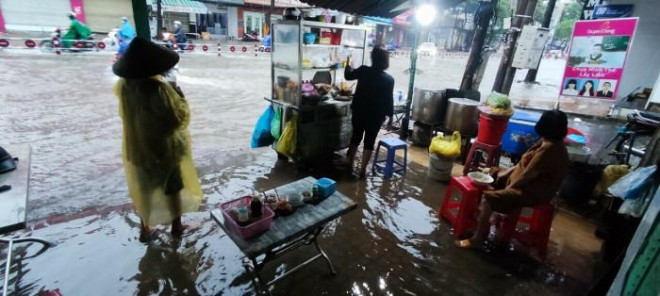 Việc buôn bán của người dân gặp nhiều khó khăn do mưa lớn, nước ngập.