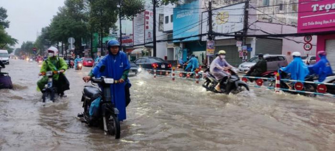 Nhiều xe máy, kể cả xe ô tô đều bị chết máy, không thể di chuyển được.