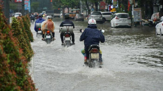 Trường hợp nước ngập sâu, không an toàn cho người và phương tiện lưu thông Sở GTVT thực hiện biện pháp cấm đường tạm thời, đồng thời phối hợp lên phương án tổ chức, phân luồng giao thông phù hợp…