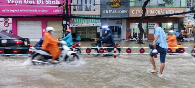 Tính đến thời điểm hiện tại - hơn 10h sáng, cơn mưa tại Cần Thơ vẫn chưa dứt, và đường phố vẫn ngập nặng.