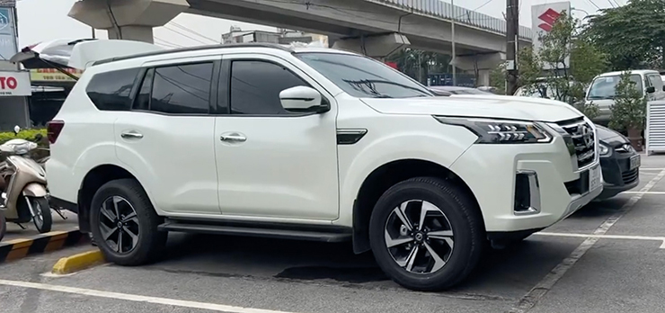 Nissan Terra 2022 bất ngờ xuất hiện tại đại lý và đeo biển số Hà Nội - 9