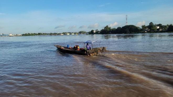 Nước trên sông Hậu lên cao