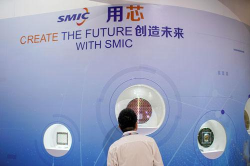 Gian hàng của Công ty Quốc tế sản xuất bán dẫn (SMIC), hãng chip hàng đầu Trung Quốc, tại một cuộc triển lãm ở TP Thượng Hải Ảnh: REUTERS