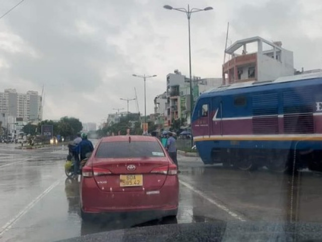 Hình ảnh đầu máy tàu chạy về ga Sài Gòn thì thấy gác chắn chưa đóng