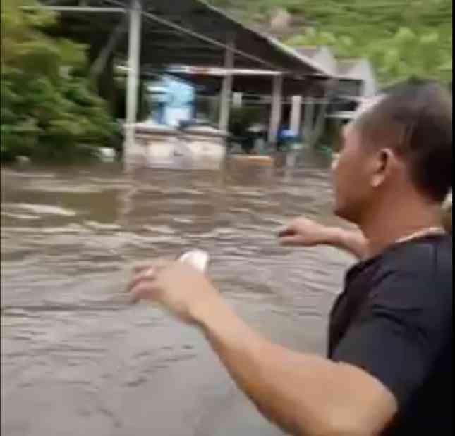 Mưa sầm sập làm ngập hàng chục nhà dân ở Khánh Hoà - 5