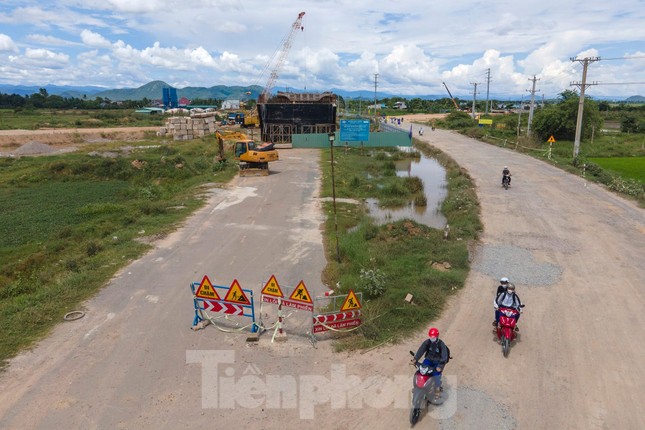 Chưa kể, thời tiết mưa kéo dài liên tục ảnh hưởng rất nhiều đến công tác tổ chức thi công, đặc biệt là thi công đắp nền đường, bê tông nhựa.