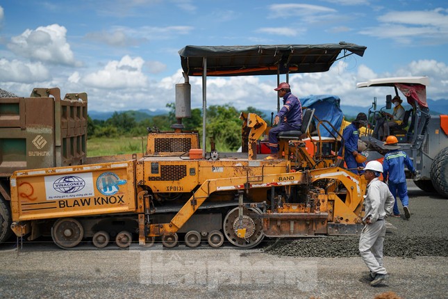 Trên công trường, các nhà thầu huy động nhân lực làm việc tăng ca, bổ sung thiết bị, dây chuyền thi công...