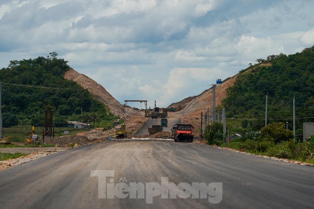 Từ đầu tháng 9, thời tiết ở Bình Thuận đã tạo thuận lợi cho các nhà thầu thi công cao tốc Vĩnh Hảo-Phan Thiết đẩy nhanh tiến độ, bù lại sản lượng bị hụt nhiều tháng qua.