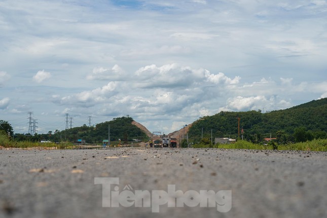 Theo Ban quản lý dự án 7, chủ đầu tư đoạn Phan Thiết - Vĩnh Hảo, tổng sản lượng xây lắp đến cuối tháng 9 đạt khoảng 51,3%.