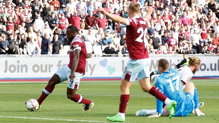 Antonio trừng phạt sai lầm của hàng thủ Fulham