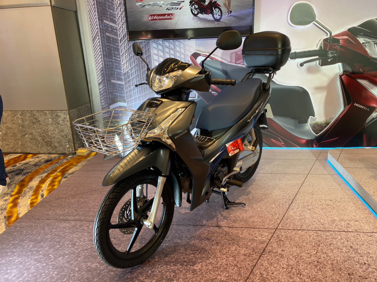 Wave 125i có thể đi kèm với các phụ kiện tùy chọn như giỏ đựng đồ phía trước và thùng đựng đồ được gắn phía sau. Với các phụ kiện này, Wave 125i mới rõ ràng còn sẵn sàng cùng bạn chinh phục các cung đường dài.&nbsp;
