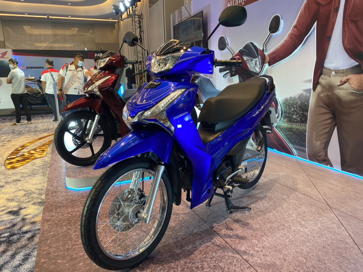 Còn đây là Wave 125i mới bản vành nan, màu xanh.&nbsp;
