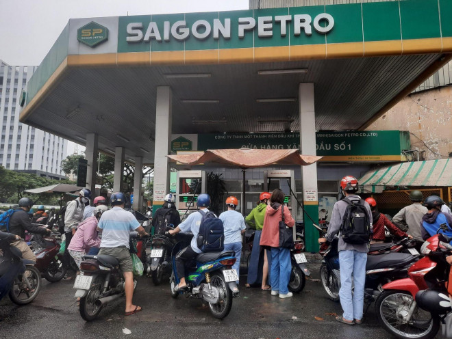 Tại cửa hàng xăng dầu lớn thuộc chuỗi thương hiệu Saigon Petro tại giao lộ An Dương Vương - Nguyễn Văn Cừ (quận 5), người dân đến đổ xăng tấp nập.