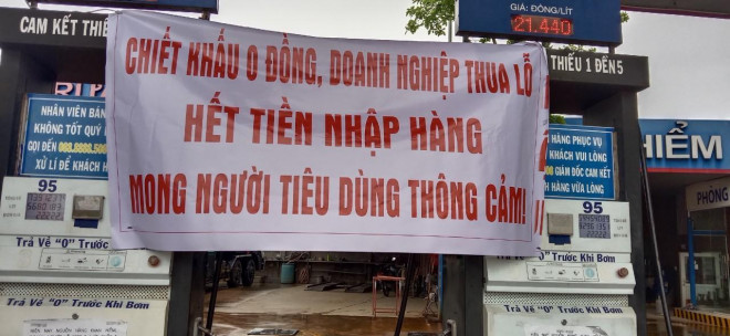 Một bảng thông báo của chủ cây xăng nói thẳng lý do không mở bán.