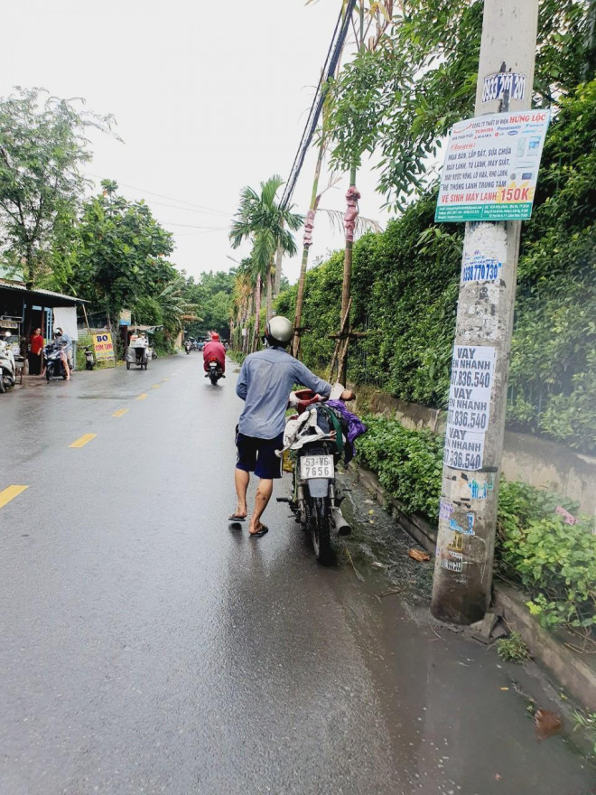 Cây xăng Đông Bắc trên đường Vườn Lài (Quận 12) không treo biển nhưng khi người dân vào thì nhân viên ra hiệu không đổ xăng. Nhiều người xe hết xăng phải dắt bộ. Sở Công Thương TPHCM đã kiến nghị và được UBND TPHCM chấp thuận, cho phép phối hợp Cảnh sát giao thông và Sở Giao thông vận tải tạo điều kiện phân luồng cho các phương tiện vận chuyển xăng dầu có thể thuận lợi tiếp cận các cửa hàng, cấp xăng dầu trong giờ cao điểm.