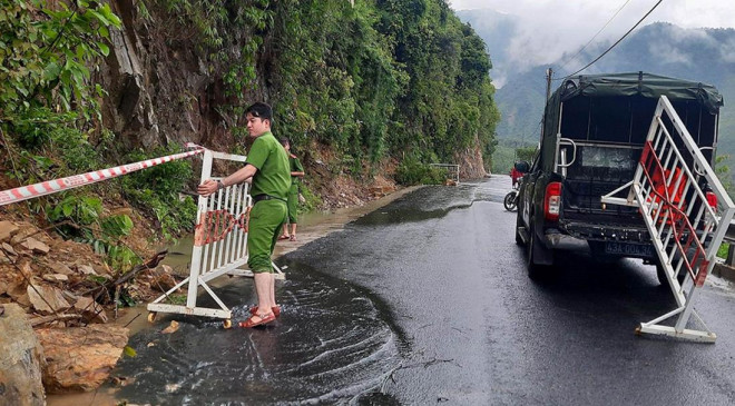 Công an huyện Hòa Vang (TP.Đà Nẵng) đặt biển cảnh báo, chốt trực ở tuyến đường xảy ra sạt lở tại xã Hòa Bắc